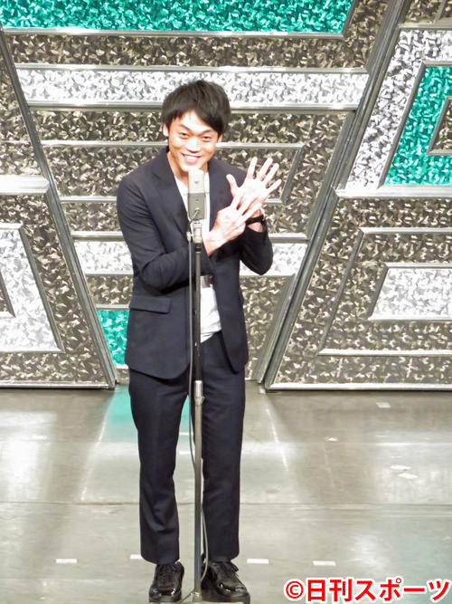 「ファースト∞ライブ」にトップバッターで出演してファンに結婚報告するおばたのお兄さん（撮影・小谷野俊哉）
