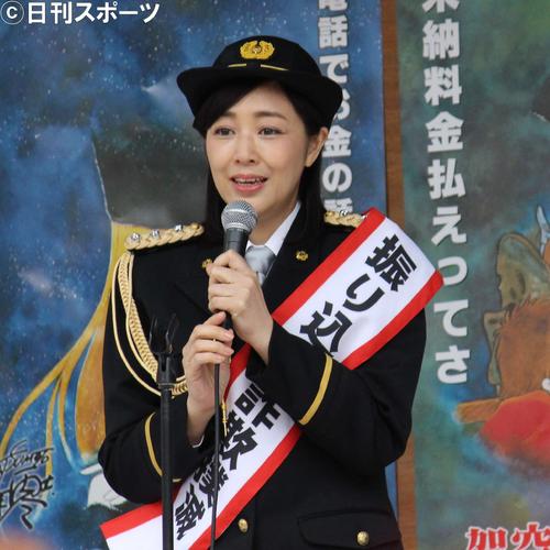 制服姿で特殊詐欺への啓発を呼びかける菊池桃子(撮影・杉山理紗)