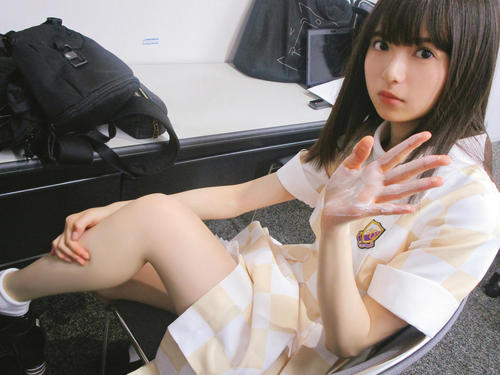 秋元真夏が撮影した、足にボディークリームを塗る斎藤飛鳥の写真