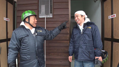 「出川哲朗の充電させてもらえませんか? 2時間半スペシャル!」で出川哲朗(左)から南明奈との結婚について追及される浜口優(C)テレビ東京