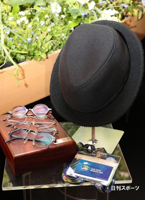 祭壇には大杉漣さんが愛用したメガネや帽子が飾られた（撮影・林敏行）