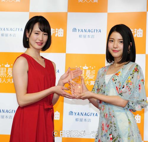 「第３回黒髪美人大賞」に選ばれた藤田菜七子騎手（左）とプレゼンターの川島海荷