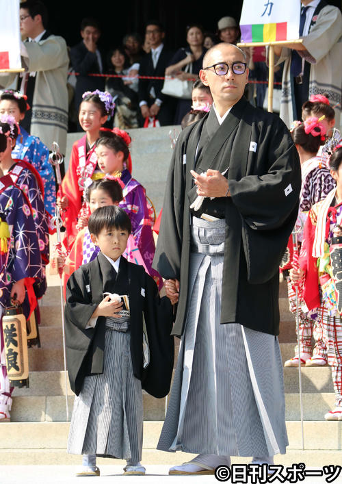 成田山新勝寺でお練りを行った市川海老蔵と勸玄君（撮影・小林千穂）