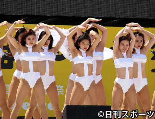 セクシー衣装で踊るＨＢＤＡ１期生ら（撮影・杉山理紗）