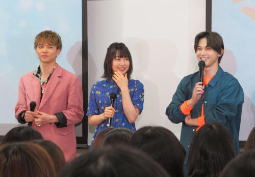 映画「ママレード・ボーイ」公開直前女子大サプライズイベントに出席した、左から佐藤大樹、桜井日奈子、吉沢亮（撮影・遠藤尚子）