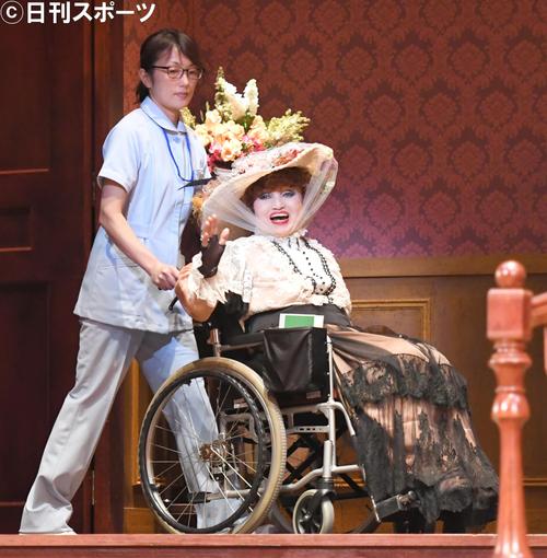 １７年９月、舞台「想い出のカルテット　～もう一度唄わせて～」公開稽古で、車イスで演技する黒柳徹子