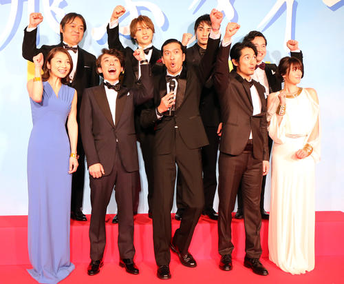 レッドカーペットの記念撮影で勢いよく拳を上げる、前列左から小池栄子、高橋一生、長瀬智也、ディン・フジオカ、深田恭子、後列左から本木克英監督、阿部顕嵐、中村蒼、浅利陽介(撮影・浅見桂子)
