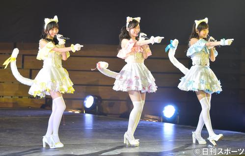 しっぽの付いた衣装で「天使のしっぽ」を披露する、左から野島樺乃、松井珠理奈、野村実代（撮影・森本隆）