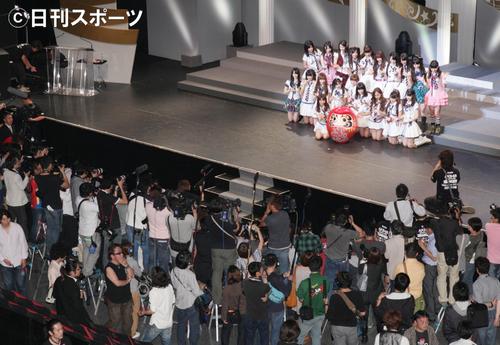 １０年６月、ＡＫＢ４８総選挙を勝ち残り、記念撮影を行うメンバー
