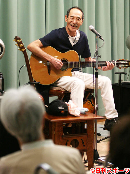 小樽市内の病院でライブを行う井上堯之さん（０９年３月１８日撮影）