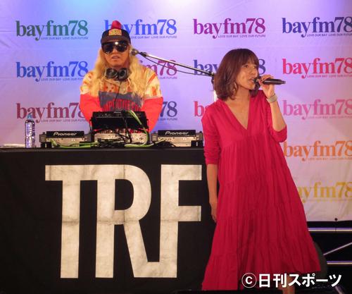 「ピーアーク　ｐｒｅｓｅｎｔｓ　ｂａｙｆｍ　フリマパラダイス」でライブパフォーマンスを行ったＤＪ　ＫＯＯ（左）とｈｉｔｏｍｉ
