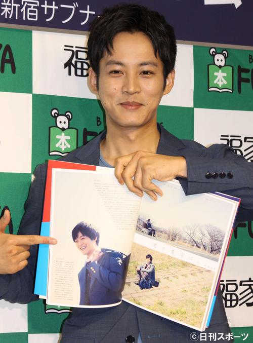 「妄想・松坂桃李２」お気に入りページを開いて見せる松坂桃李（撮影・杉山理紗）