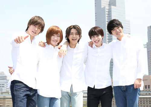 爽やかな表情で肩を組む「男劇団　青山表参道Ｘ」の、左から宇野結也、定本楓馬、飯島寛騎、西銘駿、村上由歩（撮影・垰建太）