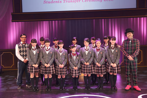 さくら学院。前列左から藤平華乃、日高麻鈴、白鳥沙南、野崎結愛、野中ここな、八木美樹、森萌々穂、後列左から担任の森ハヤシ、吉田爽葉香、田中未空、新谷ゆづみ、有友緒心、麻生真彩、校長の倉本美津留