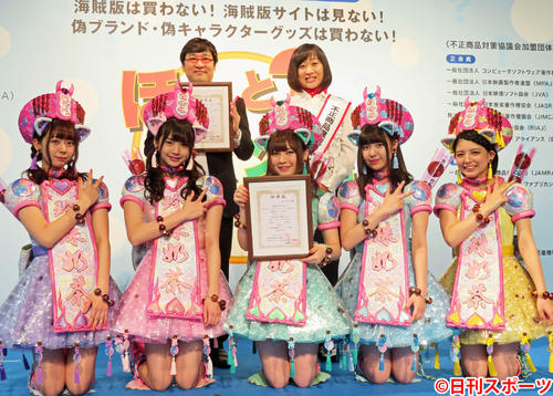不正商品撲滅キャンペーンイベント「ほんと？　ホント ！ フェア　ｉｎ　秋葉原」に出席した、上段左から南海キャンディーズ山里亮太と山崎静代、下段はわーすたのメンバー。左から松田美里、三品瑠香、広川奈々聖、小玉梨々華、坂元葉月（撮影・遠藤尚子）