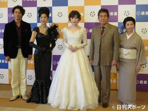 舞台「仮縫」の初日公演後取材に応じた、左から葛山信吾、高橋恵子、檀れい、古谷一行、山本陽子