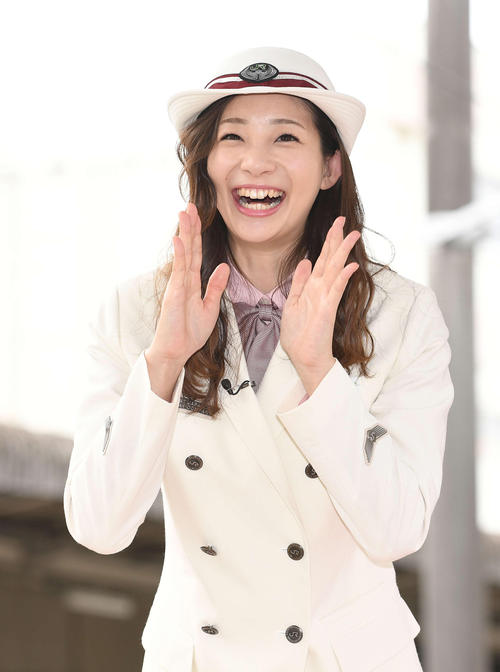 イベントが上野駅のホームで行われたため、笑顔で声を張る足立梨花(撮影・鈴木みどり)