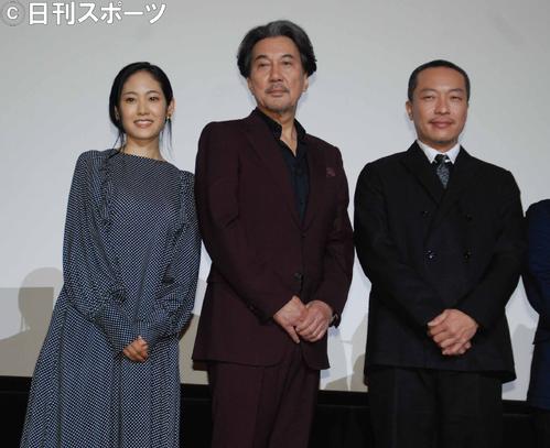左から阿部純子、役所広司、音尾琢真(撮影・松浦隆司)