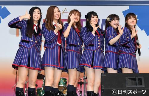 第19回タイフェスティバルに出演し笑顔で写真に納まるBNK48。左からジェニス、パン、モバイル、チャープラン、伊豆田莉奈、ミュージック(撮影・横山健太)