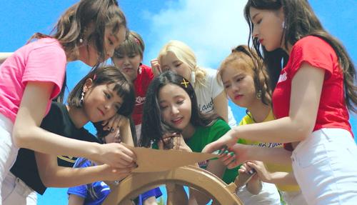 公開された、ＭＯＭＯＬＡＮＤ（モモランド）の日本デビュー曲「ＢＢｏｏｍ　ＢＢｏｏｍ」のミュージックビデオ
