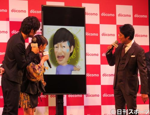 スマホで撮影された自分の写真をもとに生成されたスタンプを見て驚く堤真一（右）。左は綾野剛（左端）と高畑充希（撮影・遠藤尚子）