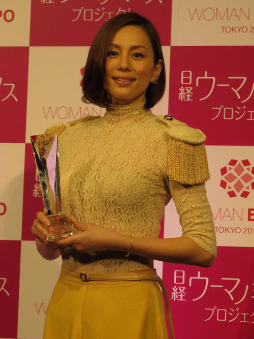 「日経ヘルスビューティーミューズ大賞2018」を受賞し、トークショーを行った米倉涼子(撮影・近藤由美子)