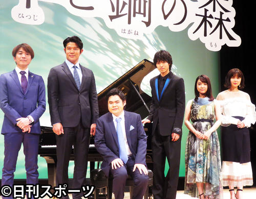 映画「羊と鋼の森」の舞台あいさつに立つ、左から橋本光二郎監督、鈴木亮平、辻井伸行、山崎賢人、上白石萌音、上白石萌歌(撮影・瀬津真也)