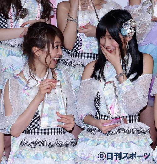 １３年６月、第５回ＡＫＢ４８選抜総選挙開票イベントで２位の大島優子（左）に声をかけられ笑顔を作ろうとする１位の指原莉乃