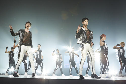 全国ドームツアー大阪公演を行い、日産スタジアムでのライブ開催を発表した東方神起。左がチャンミン、右がユンホ