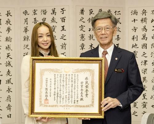 18年5月「沖縄県民栄誉賞」を翁長雄志知事から授与された安室奈美恵