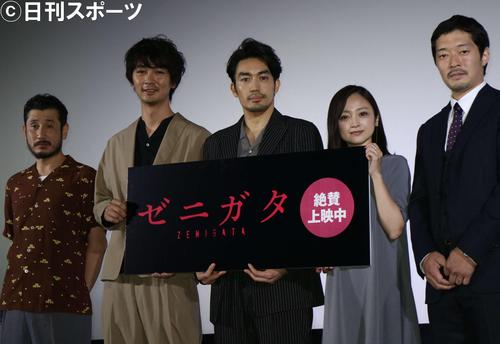 映画「ゼニガタ」の初日舞台あいさつに出席した、左から渋川清彦、小林且弥、大谷亮平、安達祐実、綾部真弥監督