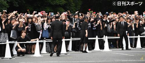 出棺前に西城秀樹さんの「ヤングマン」がかかりＹＭＣＡポーズを取るファン（撮影・鈴木みどり）