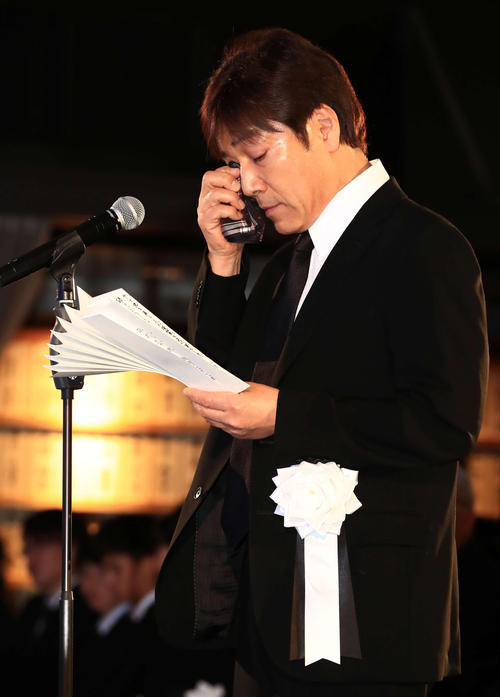 故西城秀樹さんの葬儀・告別式で弔辞を読み涙をぬぐう野口五郎（撮影・江口和貴）