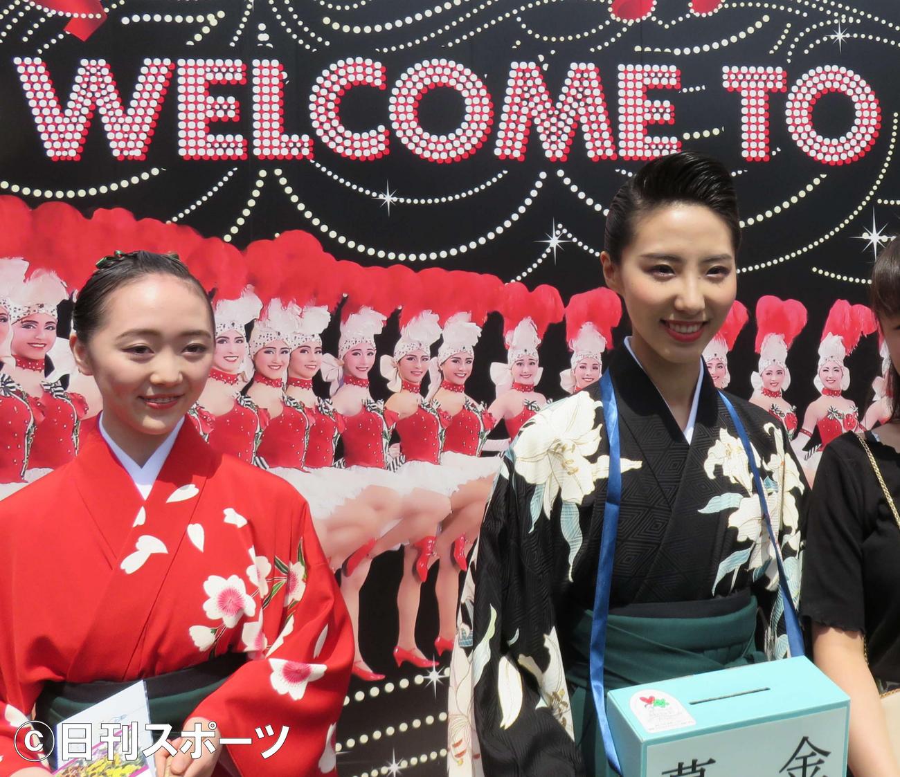 小児がんケアへの支援を呼びかける募金活動を行った松岡恵（右）ら、宝塚音楽学校生（撮影・村上久美子）