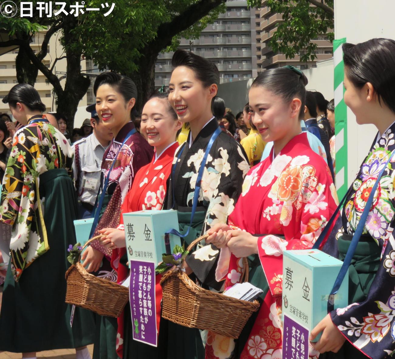 小児がんケアへの支援を呼びかける募金活動を行った松岡恵（中央）ら、宝塚音楽学校生（撮影・村上久美子）