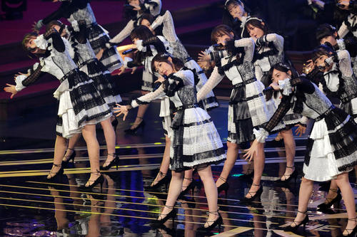 優秀作品賞のＡＫＢ48（撮影・鈴木正人）