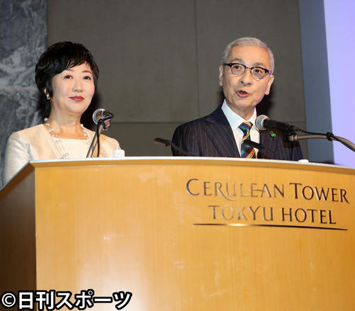 「第５５回ギャラクシー賞」贈賞式の司会を務めた久米宏（右）と小宮悦子（２０１８年５月３１日撮影）