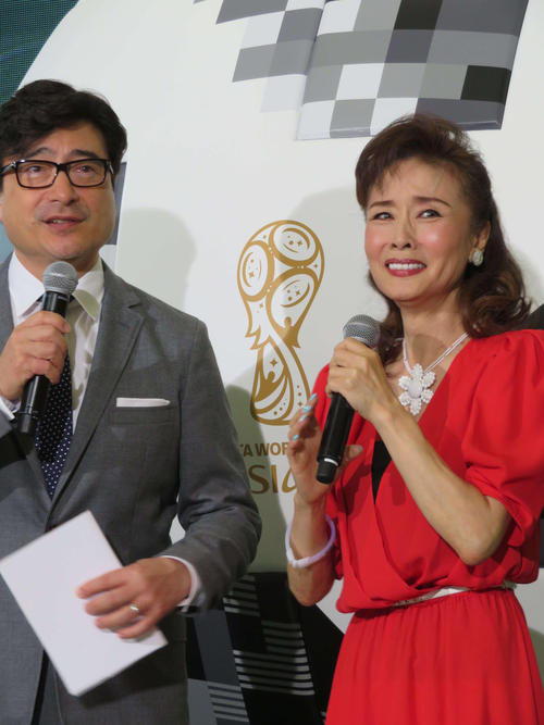 フジテレビのワールドカップ・ロシア大会出陣式で、ジョン・カビラと話す中で泣いてしまった小柳ルミ子（撮影・村上幸将）