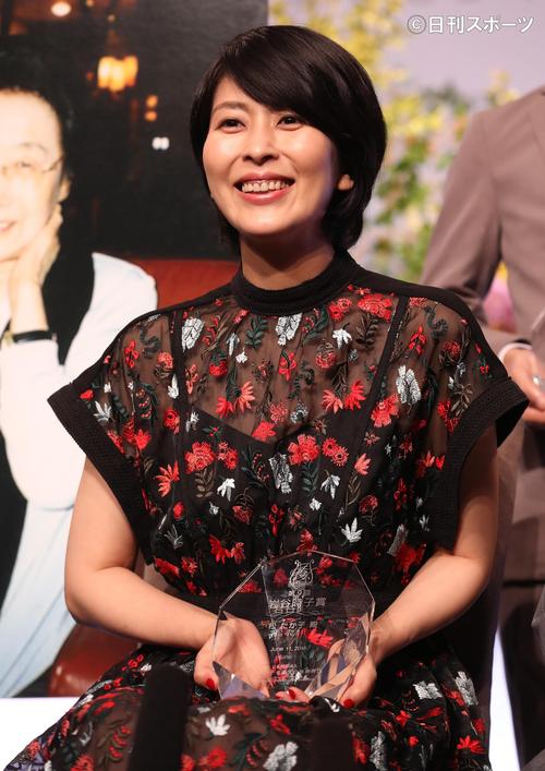 「岩谷時子賞」を受賞し笑顔を見せる松たか子（撮影・野上伸悟）