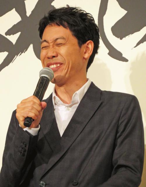 家訓について、笑いながら話す大泉洋