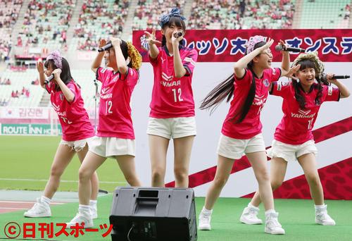 Ｃ大阪対鹿島　試合前、特設ステージで熱唱する「たこ焼きレインボー」（撮影・加藤哉）