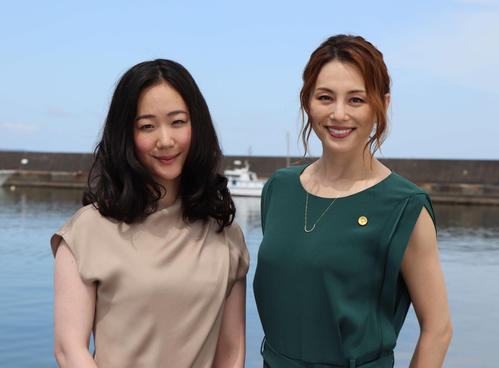 テレビ朝日系スペシャルドラマ「松本清張　疑惑」に出演する米倉涼子（右）と黒木華（撮影・遠藤尚子）