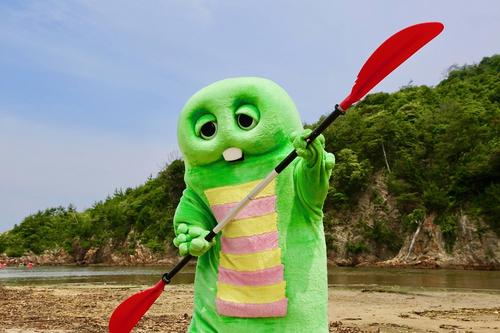 浦富海岸でカヌーに挑戦するガチャピン　（Ｃ）フジテレビ