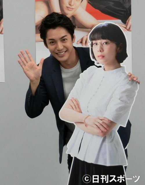 テレビ大阪で行われた同局主演ドラマ「グッド・バイ」の発表会見に出席した大野拓朗は、共演する夏帆の等身大パネルと一緒にポーズ