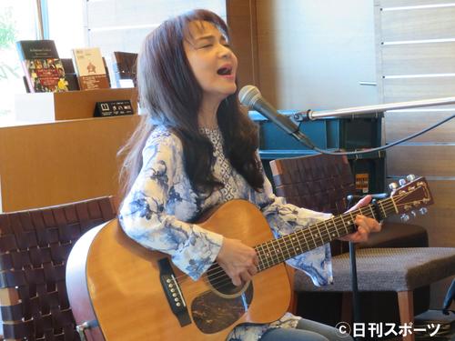「ざんげの値打ちもない」を歌唱する山崎ハコ