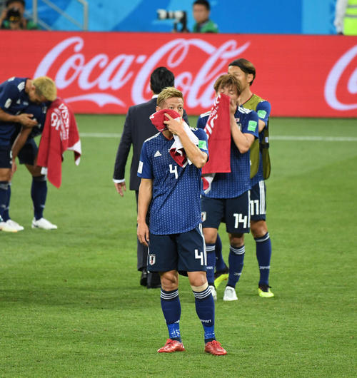 日本対ベルギー ベルギーに敗れた本田はタオルで顔を拭う(撮影・山崎安昭)