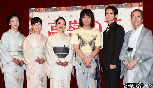 ドラマ「高嶺の花」の記者会見で写真に納まる、左から戸田菜穂、芳根京子、石原さとみ、峯田和伸、千葉雄大、小日向文世(撮影・丹羽敏通)