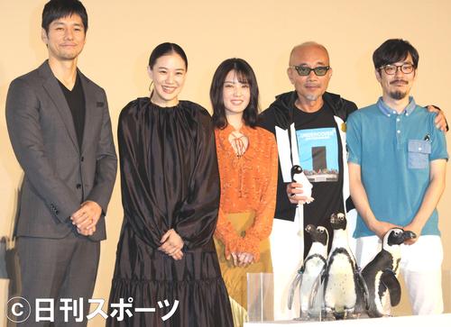 ペンギンと記念撮影する、左から西島秀俊、蒼井優、北香那、竹中直人、石田祐康監督
