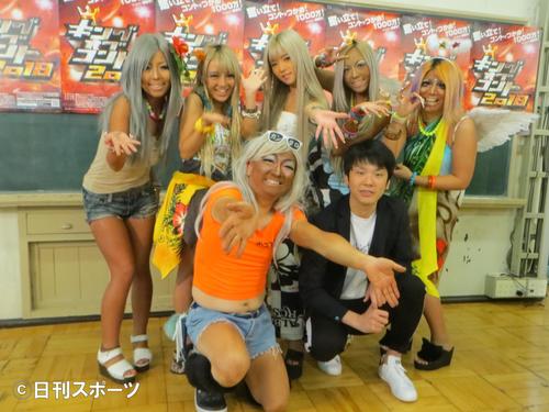 会見を行った前列左から山内健司、浜家隆一、後列同、あいちょりす、まーちりん、あおちゃん、るな、ぇりもっこり