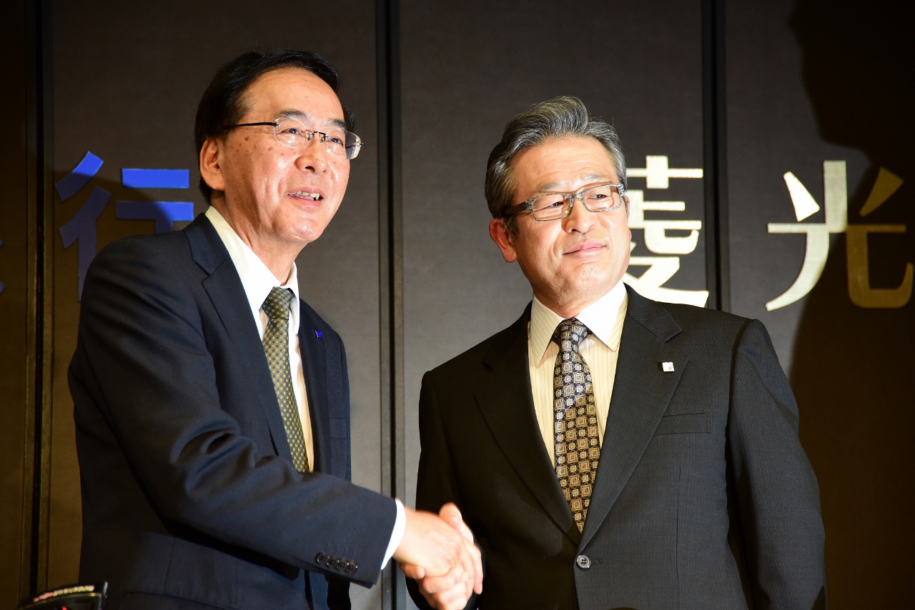 銀行頭取を演じる原作者の江上剛氏（右）